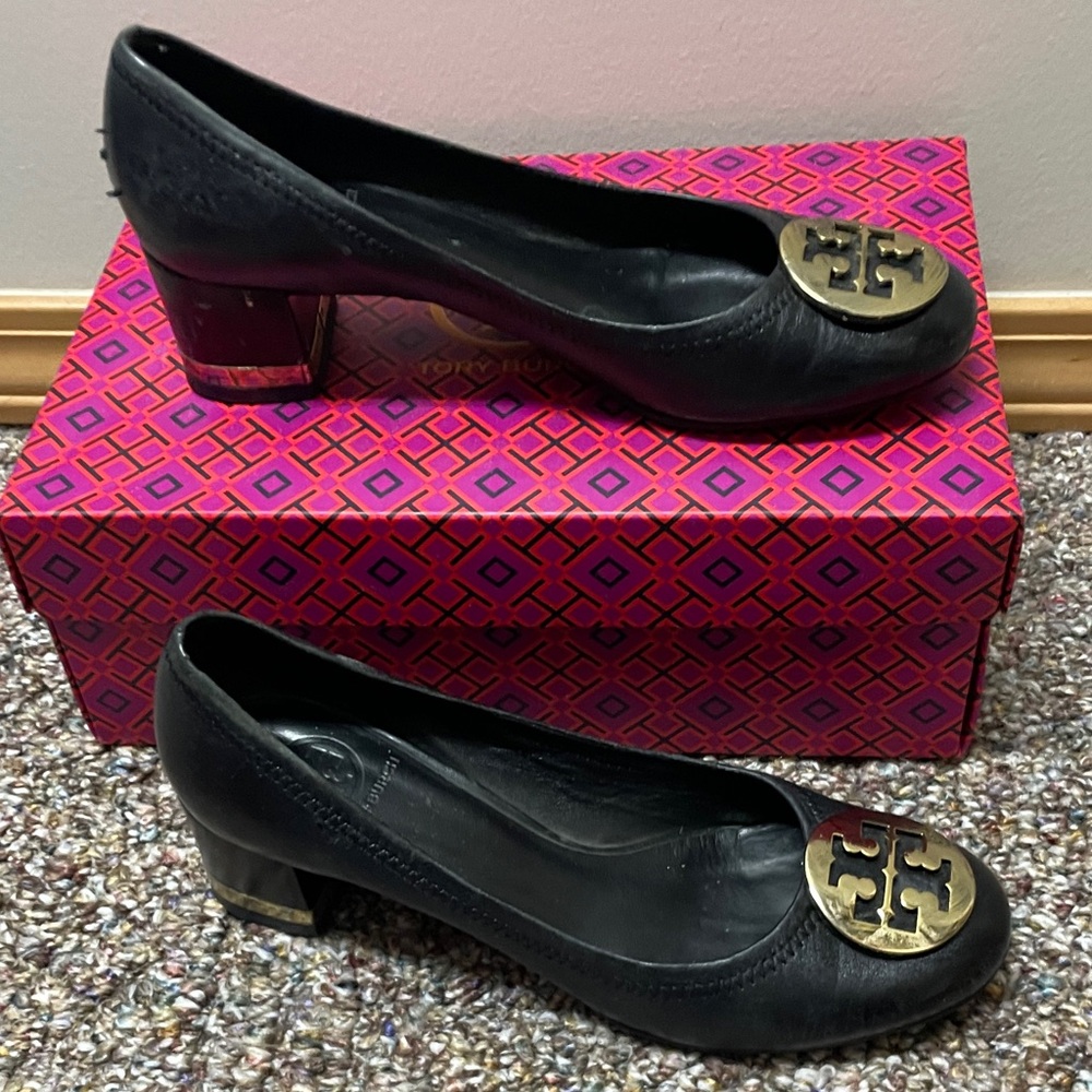 Tory Burch Black Leather Pumps with Gold Logo Medallion - Picture 5 of 8